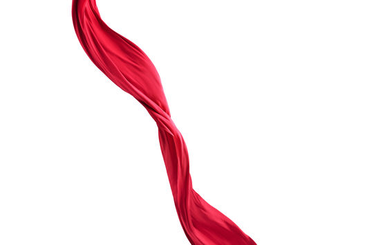 Punainen silkkihuivi liehuu valkoisella taustalla.