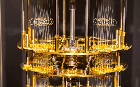 Säihkyvä, metallista valmistettu kryostaatti on laite, jolla jäähdytetään kvanttipiirejä lähes absoluuttiseen nollapisteeseen.