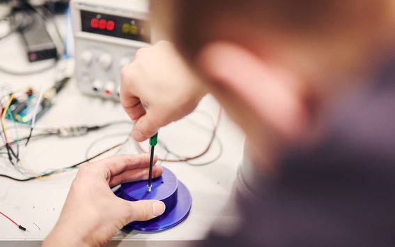 Sähkötekniikan korkeakoulun opiskelija tekee sähkötöitä. 
