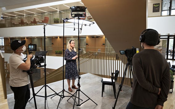 Hertta Vuorenmaa kuvataan useammalla videokameralla Aallon Kauppakorkeakoulun aulassa. 