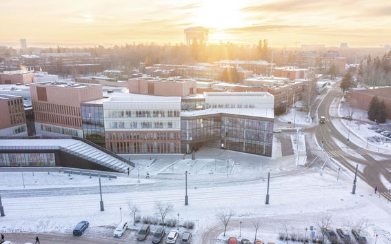 The picture shows the School of Business in winter time and during sunset. The photo was taken by Mikko Raskinen from Aalto University. 