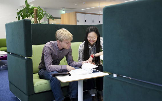 Kaksi opiskelijaa opiskelemassa. Kuva: Aalto-yliopisto / Aino Huovio