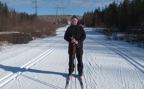 Alumnimme Risto Artell hiihtolenkillä Vantaalla
