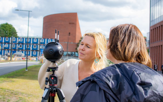 360 camera operated by Sofia Sevon and Taija Votkin_photo is taken by Valeria Azovskaya at Aalto campus in August 2022