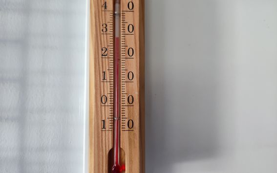 Sisälämpömittari, jossa lämpötilakohonnut 29 asteeseen.