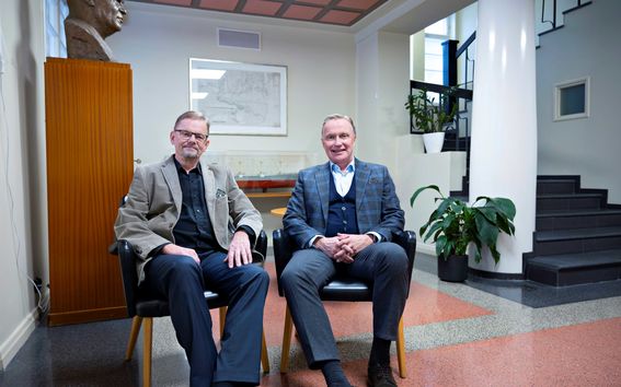 Kuvassa Arto Hiltunen ja Arto Mäenmaa istuvat nojatuoleissa Wihurin säätiön tiloissa. 