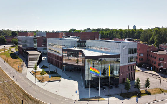 Kuvassa näkyy Kauppakorkeakoulun rakennus kesällä ilmasta kuvattuna.