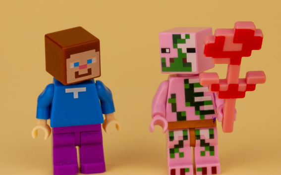 Kuvassa kaksi Minecraft hahmoa