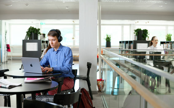 A man listening an online course.