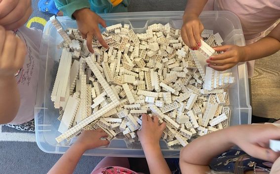 Lapset leikkivät Lego-palikoilla