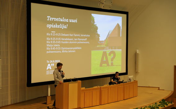 Dean Kari Tammi speaking in Aalto lecture hall.