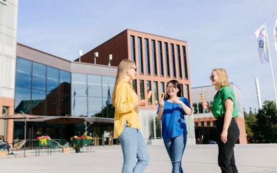 Students on Aalto University campus. Photo by Petri Anttila. 