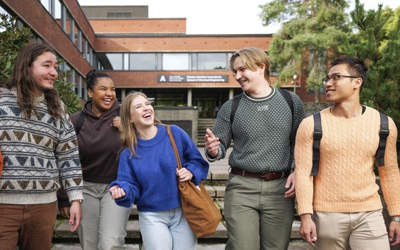 Students on Aalto University campus. Photo by A Toivonen.