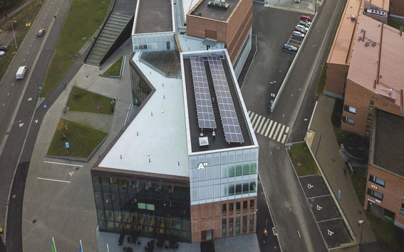 Aurinkopaneelit Kauppakorkeakoulun katolla. Kuva: Matti Ahlgren