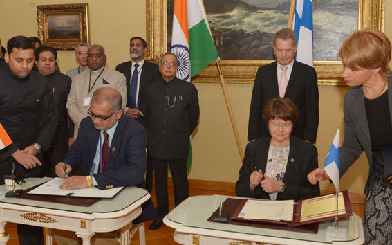 Aalto's President and Indian prime minister signing a MoU