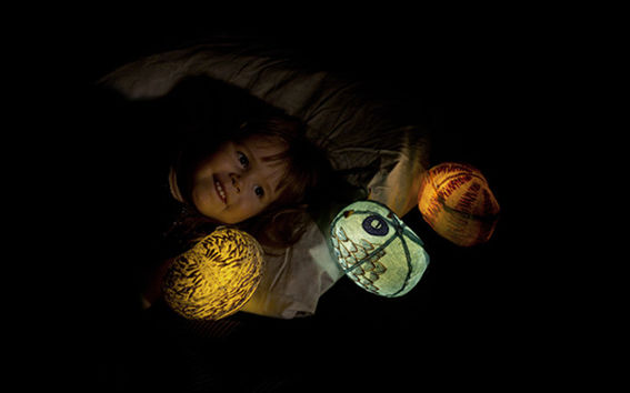 LeeLuu-yövalo luo turvallisuutta pimeää pelkääville lapsille.   Designers: Lisa Gerkens, Hanna Markgren, Emmi Pouta ja Sagn-Hyun Ryu.