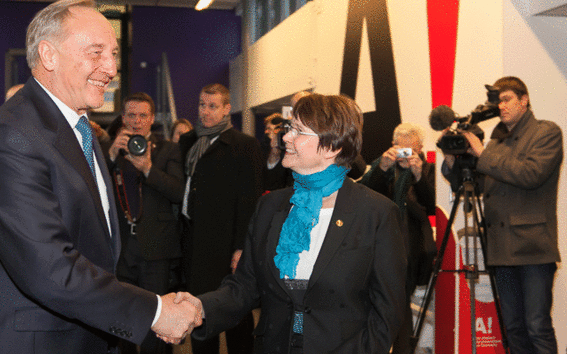 Rehtori Tuula Teeri toivotti presidentti Bērziņšin tervetulleeksi Aalto-yliopistoon.