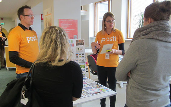 Design Manager Tommi Kantola ja viestintäpäällikkö Anne Huhtala kertoivat opiskelijoille postimerkkien suunnittelusta.
