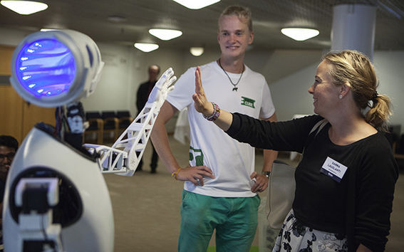 Pääkaupunkiseudun opiskelijoiden yhteistyössä tekemä ja Aalto-yliopiston Design Factorylla valmistettu robottiprototyyppi Chaplin antaa ylävitosen kansanedustaja Sanna Lauslahdelle.