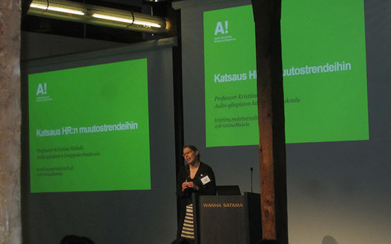 Professori Kristiina Mäkelä puhui HR:n muutostrendeistä Henkilöstöjohdon ryhmä HENRY ry:n järjestämässä Uudista ja Uudistu 2015 -tapahtumassa Wanhassa Satamassa 24.11.2015.