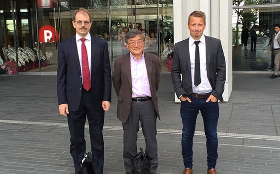 Professori Lasse Mitronen (vas.), professori Jim Kijima ja professori Arto Lindblom Japanin suurimman verkkokauppayhtiön Rakutenin pääkonttorin edustalla lokakuussa 2015.