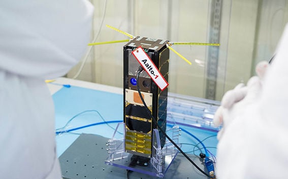 Aalto-1-satelliittia kootaan puhdastilassa.