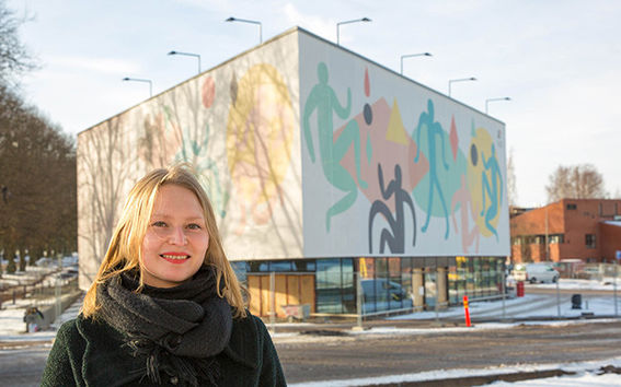 Emilia Ahonen on helsinkiläinen kuvittaja ja graafinen suunnittelija, joka on valmistunut taiteen maisteriksi Aalto-yliopiston graafisen suunnittelun koulutusohjelmasta vuonna 2015. Ahosen teosten aiheiksi nousevat uusiutuminen, muuntuminen, yllätyksellisyys ja leikki.