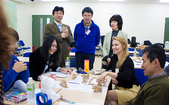 IDBM-ohjelman opiskelijoita ja tutkijoita veti Design Thinking -työpajan japanilaisen yliopiston insinööreille maaliskuun alussa. Työpajassa keskityttiin tuotekehityksen haasteisiin muotoilun ja liiketoimintamahdollisuuksien näkökulmasta. Kuva: Jymy Parhiala