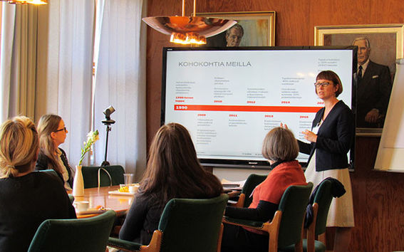 Konecranesin yritysvastuujohtaja Johanna Pirinen toi elinkeinoelämän näkökulman keskusteluun.