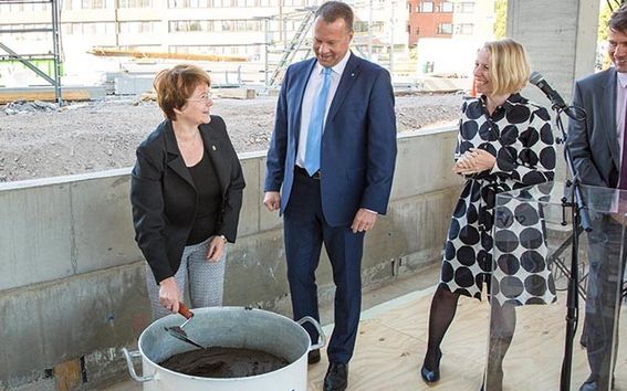 Aalto University President Tuula Teeri had the honour of laying the first brick. This was overseen by Jukka Mäkelä, Mayor of the City of Espoo, Anna Valtonen, Dean of the School of Arts, Design and Architecture, and Juha Pekka Ojala, President and CEO of SRV Group.