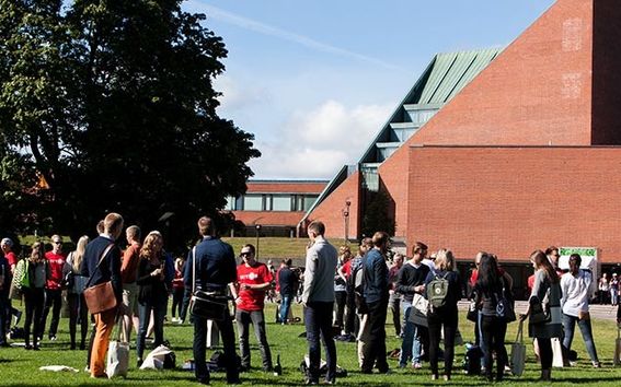 Young Finns appreciate Aalto University as a place of study, tells a recent survey by Taloustutkimus. The picture shows students and their tutors in front of the Undergraduate Centre in Otaniemi. Photo: Aino Huovio.