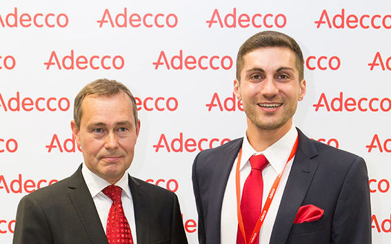 Sami Itani (oik.) on valittu Adecco Finlandin CEO for One Month -tehtävään. Hän työskentelee kuukauden maajohtaja Ketil Kjeldsbergin oikeana kätenä.