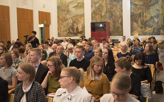 Ympäristöministeriön sekä liikenne- ja viestintäministeriön edustajat totesivat Aalto-yliopiston Design for Government -kurssin päätösseminaarissa toukokuussa, että he tarvitsevat opiskelijoita ja yliopistoja kurkottamaan rohkeasti tulevaisuuteen ratkottaessa kiireellisiä yhteiskunnallisia haasteita.