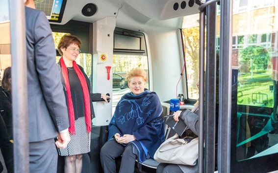 Presidentti Dalia Grybauskaite halusi kokeilla matkustamista robottibussilla.