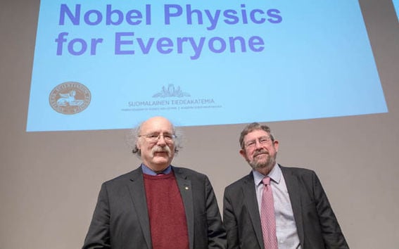 Duncan Haldane (vas.) ja Michael Kosterlitz ovat teoreettisia tiiviin aineen fysiikan tutkijoita, ja he saivat lokakuussa Nobel-palkinnon yhdessä David Thoulessin kanssa.
