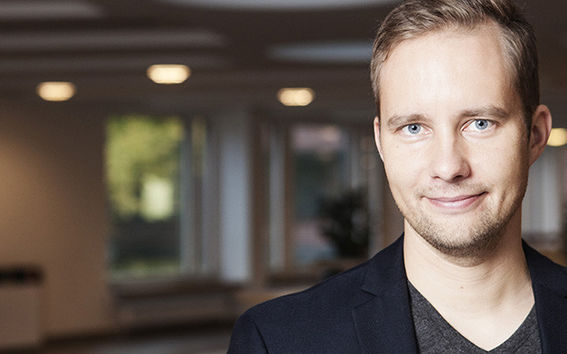 Antti Oulasvirta yhdistää työssään muun muassa tietojenkäsittelytiedettä, kognitiotiedettä ja matemaattista psykologiaa. Kuva Lasse Lecklin