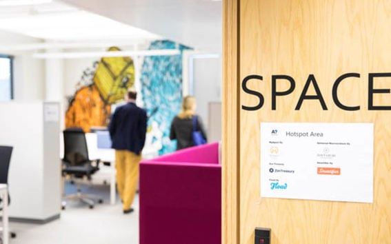 Aalto Start-Up Centerin uudet tilat mahdollistavat erinomaisesti niin yksilö- ja pienryhmätyöskentelyn kuin kohtaamisia isommallakin porukalla. Kuva: Mikko Raskinen