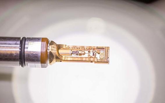 Tutkijat tekivät kuvannus- ja vastusmittauksensa läpäisyelektronimikroskoopilla käyttäen näytepidintä, jossa on nanokokoinen sähköinen anturi. Kuva Mikko Raskinen.