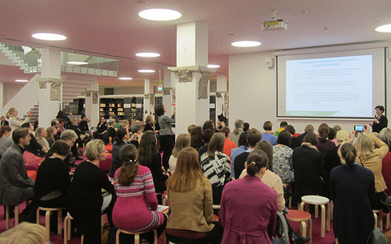 Aalto-yliopiston perinteinen alumniseminaari kansainvälisenä naistenpäivänä 8.3. järjestettiin 
upeassa Harald Herlin -oppimiskeskuksessa, entisen kirjaston tiloissa.