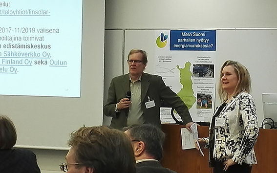 Smart Energy Transition -tutkimushanke viitoittaa, millä toimialoilla ja miten Suomi voi menestyä globaalissa energiamurroksessa. Professori Raimo Lovio vasemmalla ja vieressä hankkeen vuorovaikutusjohtaja Karoliina Auvinen.