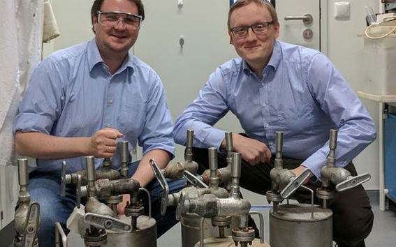 Rubidium has safely arrived to Germany. On the left Professor Florian Kraus and on the right Professor Antti Karttunen. Photo: Lars Deubner