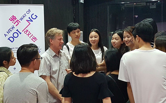 Summer Campin johtaja Timo Nyberg (kolmas vasemmalta) Aalto-yliopistosta keskustelemassa opiskelijoiden kanssa Guangzhoussa A New Way of Doing -ajattelusta.