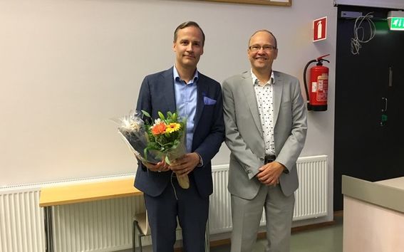 Alumnus of the Year, Niklas von Weymarn. The award was presented by Dean Janne Laine. (Photo: Helena Seppälä)