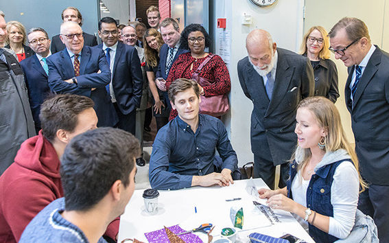 Aallon opiskelijat esittelivät Design Factorylla ryhmätyötään Kentin prinssi Michaelille. Oikealla vararehtori Hannu Seristö.
