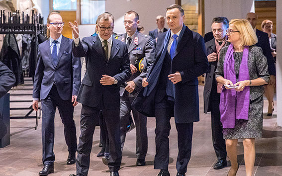 Vararehtori Hannu Seristö johdatti presidentti Andrzej Dudan seurueen tervetulleeksi Dipoliin. Vasemmalla Aallon professori Wojciech Solowski.