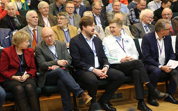 Kuvassa vasemmalta Asta Sihvonen-Punkka, dekaani Jyri Hämäläinen, vuoden alumni Kimmo Kalliola ja rehtori Ilkka Niemelä.