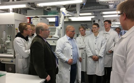 Ennen väitöstilaisuutta pidetyssä tapahtumassa Timo Pääkkönen (keskellä) esitteli lukiolaisille laboratorioita ja kertoi siellä tehtävästä tutkimustyöstä.