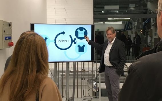 Professori Herbert Sixta esitteli vieraille Ioncell-F kuidunvalmistusmenetelmää, jota tutkitaan ja kehitetään Aalto Bioproduct Centre -tutkimuskeskuksessa.
