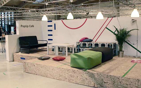 Aallon opiskelija Zoé Blanchard on työharjoittelussa Volkswagenilla suunnitellut Markthalle -pop-up tilan. Kuva Thomas Abrell