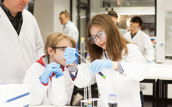 Aalto-yliopisto Juniorin laboratoriossa lapsilla ja nuorilla on mahdollisuus omin käsin kokeilla ja testata erilaisia asioita. (Kuva: Aino Huovio)